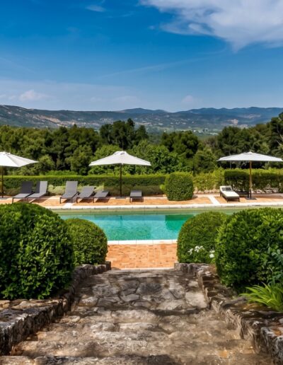 Piscine propriété de prestige située dans le Golfe de Saint-Tropez.